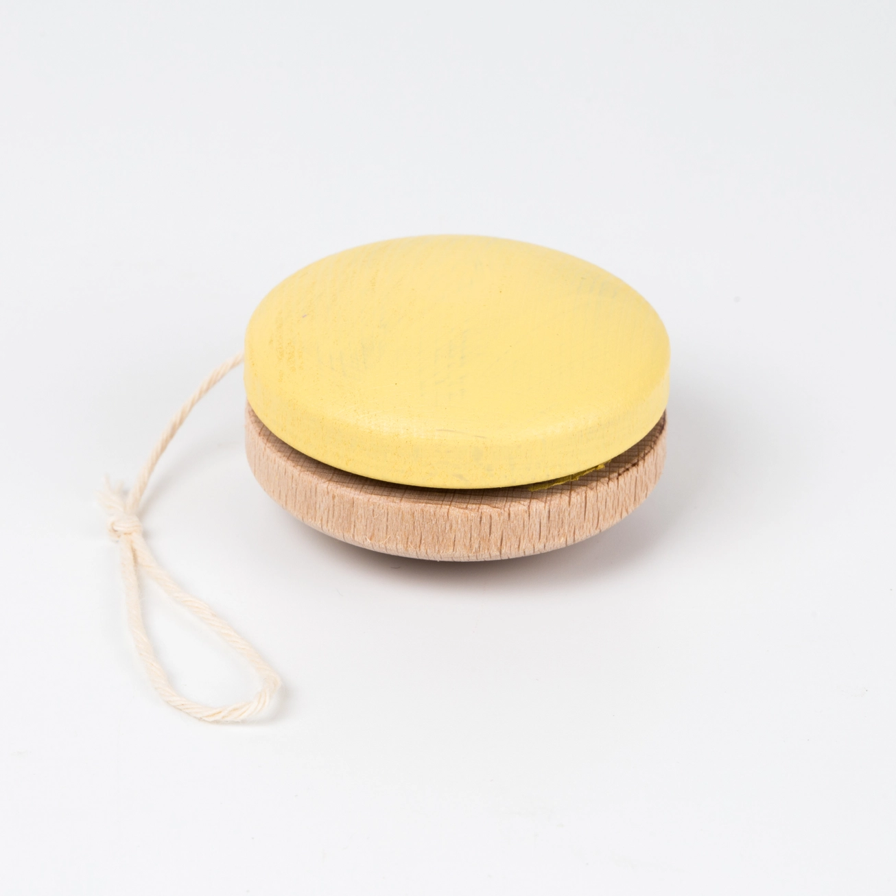 Ioiô de madeira amarelo e madeira natural com corda branca