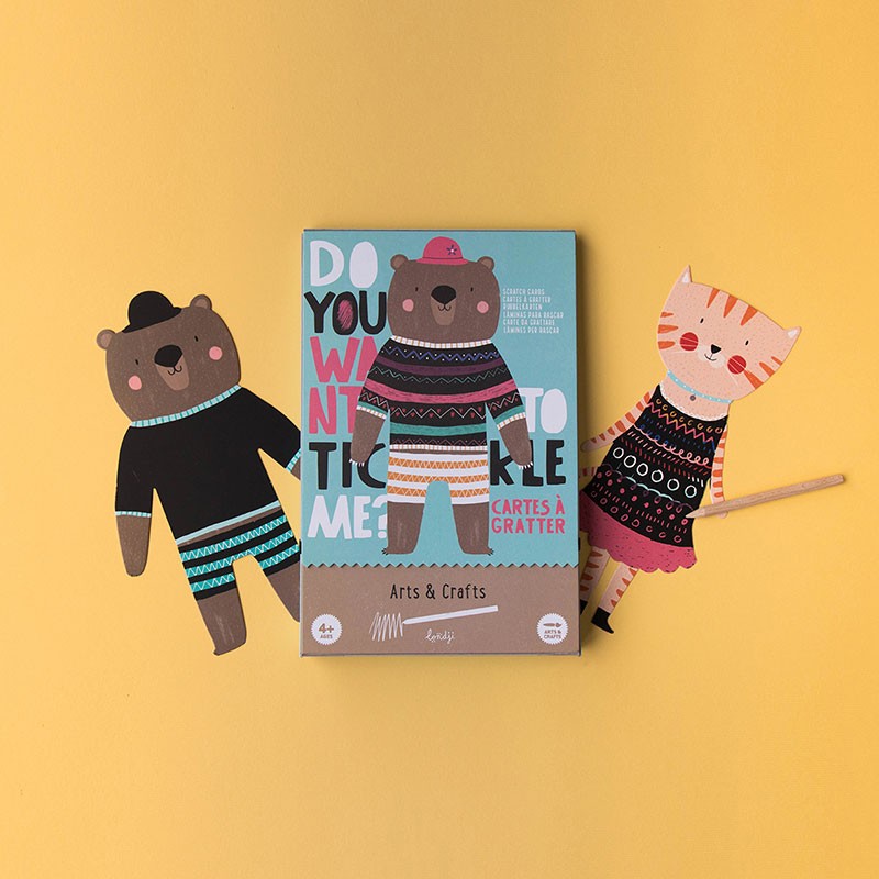 Cartões de raspar com desenhos de animais em roupas coloridas e embalagem no centro