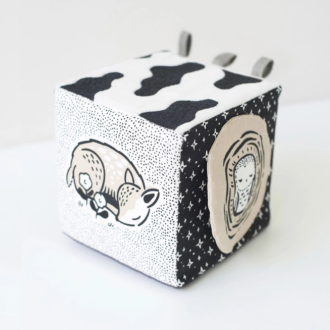 Cubo macio decorativo preto e branco com desenhos de animais e padrões variados