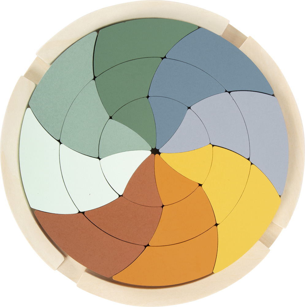 Brinquedo de madeira com peças de cores variadas organizadas em espiral