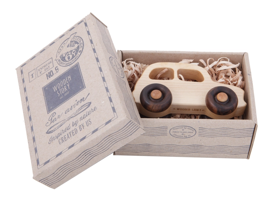 Carro de brinquedo de madeira numa caixa de cartão com texto vintage