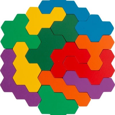 Quebra-cabeças hexagonal colorido com peças entrelaçadas em várias cores.