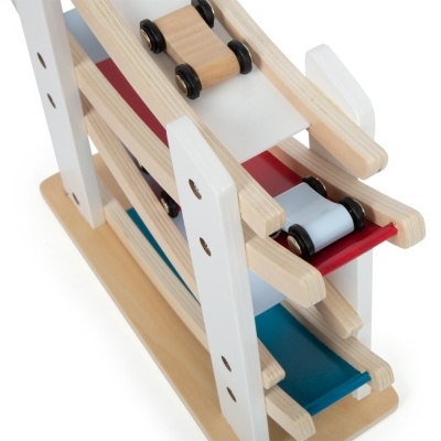 Brinquedo rampa de madeira com carrinhos coloridos