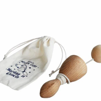 Chocalho de madeira com saco branco de algodão com desenho e texto azul