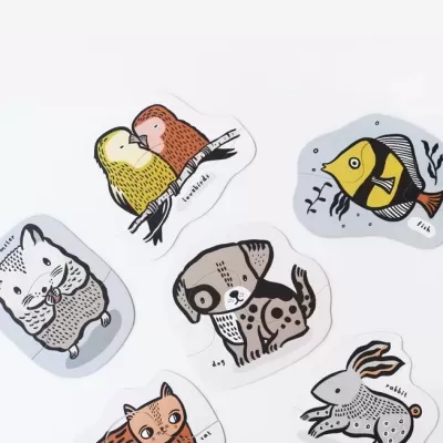 Autocolantes coloridos de animais desenhados à mão sobre fundo branco