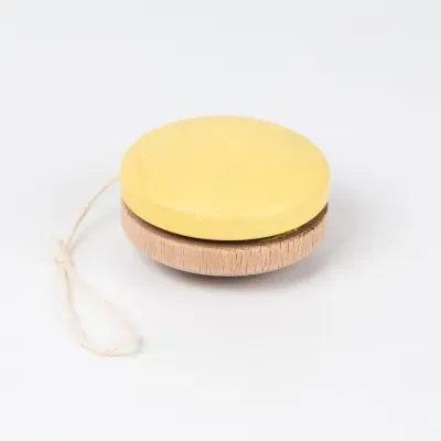 Ioiô de madeira amarelo e madeira natural com corda branca