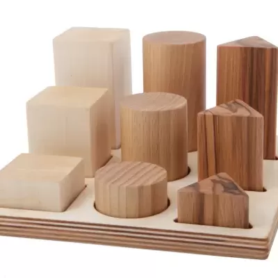 Conjunto de blocos geométricos de madeira em base quadrada