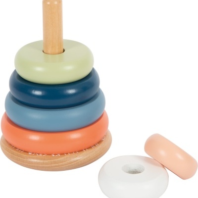 Brinquedo empilhável de madeira com argolas coloridas e base redonda.
