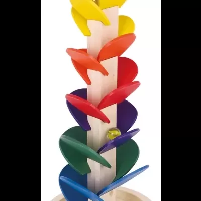 Brinquedo de pista para bolas de madeira colorido com base redonda clara e bolinhas.