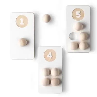 Cartões brancos com números e esferas de madeira clara