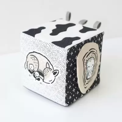 Cubo macio decorativo preto e branco com desenhos de animais e padrões variados
