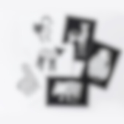 Fotografias a preto e branco com molduras pretas sobre superfície branca