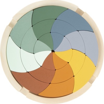 Brinquedo de madeira com peças de cores variadas organizadas em espiral