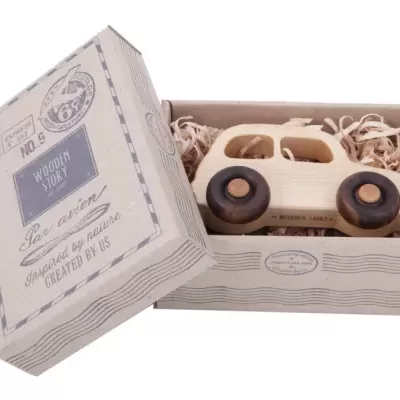 Carro de brinquedo de madeira numa caixa de cartão com texto vintage