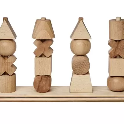Brinquedo empilhável de madeira com formas geométricas variadas