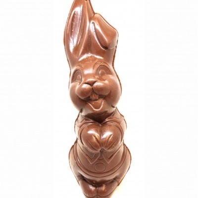 Figura de chocolate em forma de coelho castanho sobre fundo branco