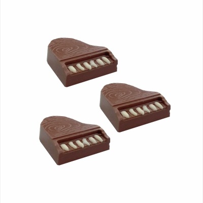 Três chocolates em forma de piano com detalhes em branco