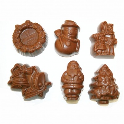 Seis chocolates moldados com temas de Natal, incluindo coroa, boneco de neve, família, sinos, Papai Noel e árvore de Natal