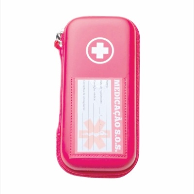 Estojo vermelho para medicação S.O.S com cruz médica branca e etiqueta transparente