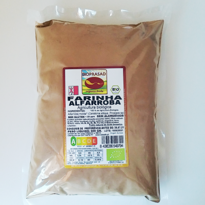 Pacote transparente com farinha de alfarroba e etiqueta com texto