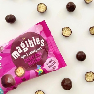 Pacote rosa de snacks magibles cherry choco hazelnut com chocolates redondos crocantes cortados ao meio