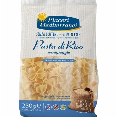 Pacote branco e azul de massa de arroz sem glúten com texto em italiano