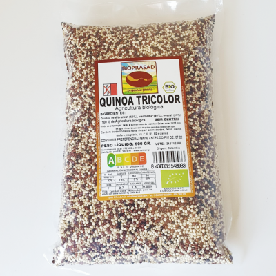 Pacote transparente de quinoa tricolor biológica com etiqueta branca e fundo branco