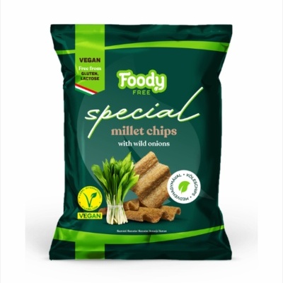 Sacos de batatas fritas veganas Foody Free millet chips com cebolas selvagens, embalagem verde.