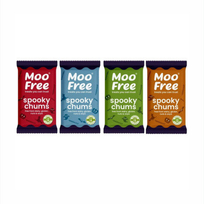 Quatro embalagens coloridas de snacks Moo Free Spooky Chums