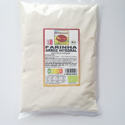 Saco de farinha de arroz integral Bioprasad com rótulo colorido em fundo branco