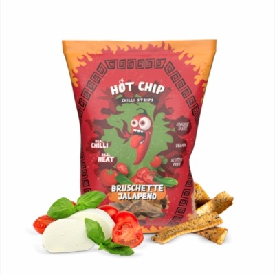 Pacote de snacks Hot Chip Bruschette Jalapeno com vegetais frescos ao lado.