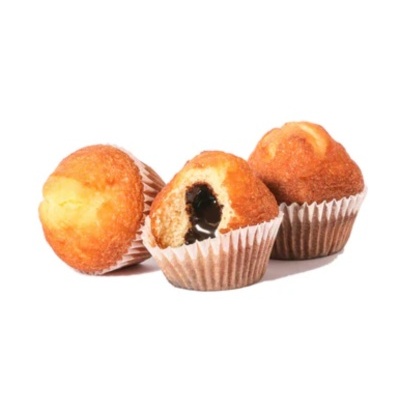 Três mini bolos com recheio e cobertura, em forminhas brancas