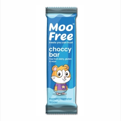 Barra de chocolate Moo Free choccy bar com embalagem azul e desenho de hamster