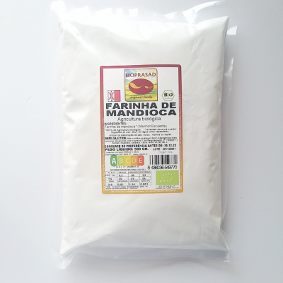 Pacote branco de farinha de mandioca Bioprasad com etiqueta detalhada