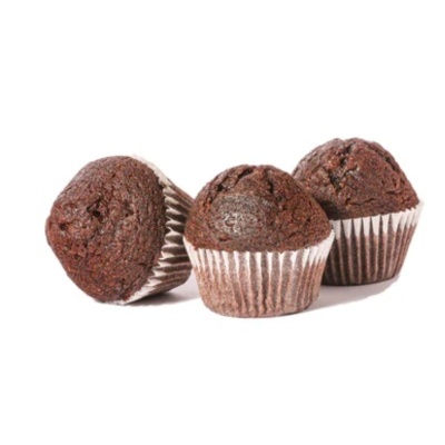 Três muffins de chocolate em papel branco com listas verticais
