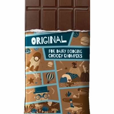 Barra de chocolate com embalagem colorida parcialmente aberta