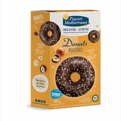 Caixa de donuts cobertos de chocolate com granulado de avelã em fundo branco.