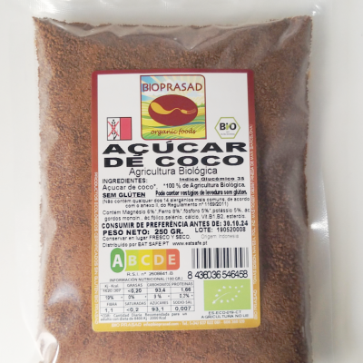 Pacote transparente de açúcar de coco castanho com rótulo branco e texto em português