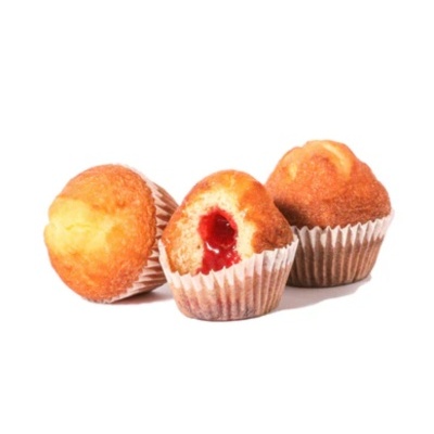 Três queques dourados com papel branco, um com recheio vermelho visível.