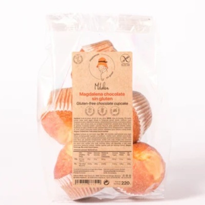 Pacote transparente com quatro magdalenas de chocolate sem glúten em papel