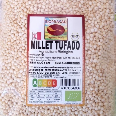Pacote transparente com millet tufado e etiqueta da marca BIOPRASAD