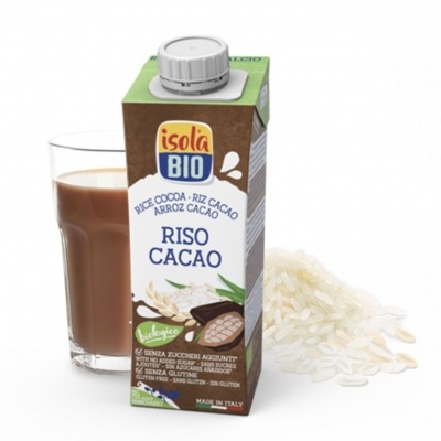 Pacote de bebida Isola Bio Riso Cacao com copo de bebida e grãos de arroz