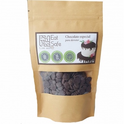 Saco de papel castanho com pedaços de chocolate e etiqueta colorida