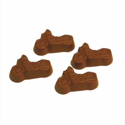 Quatro chocolates em forma de motocicleta castanha sobre fundo branco