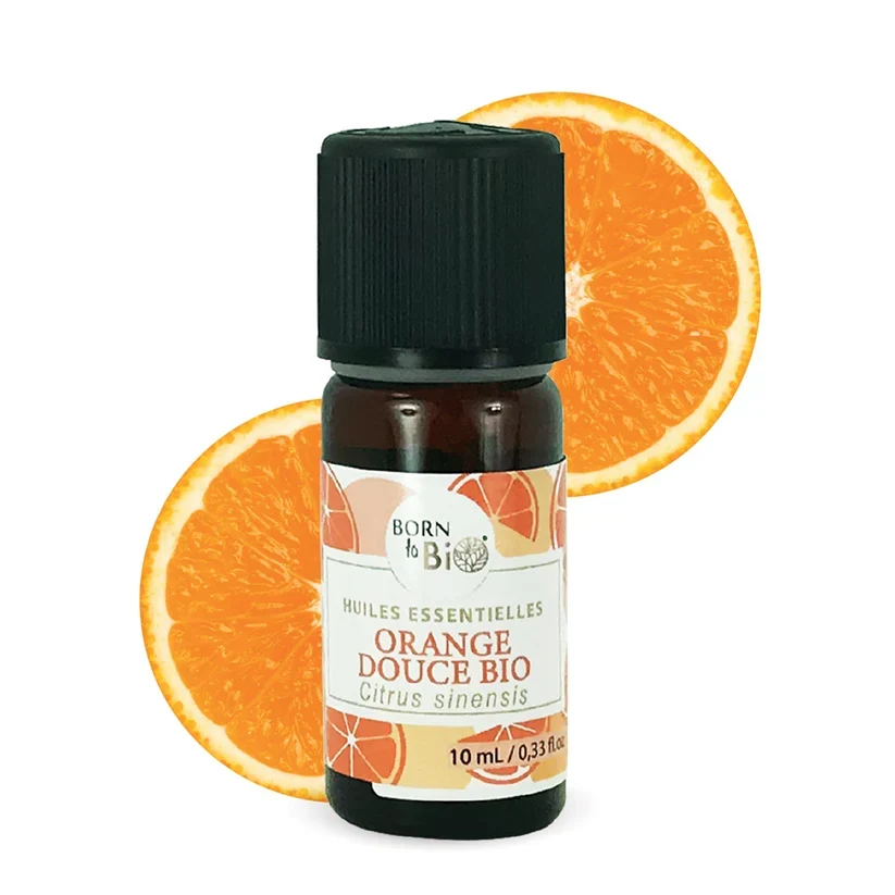 Óleo Essencial Biológico de Laranja Doce – Born to Bio Frasco de óleo essencial de laranja doce com duas metades de laranja ao fundo