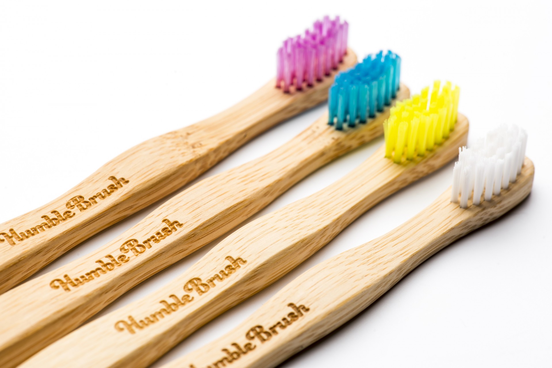 ESCOVA DE DENTES DE BAMBU HUMBLE BRUSH KIDS Quatro escovas de dentes de madeira com cerdas coloridas e gravação Humble Brush