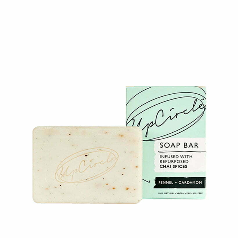 Sabonetes esfoliantes corpo e rosto UpCircle Sabonete creme com partículas e embalagem verde claro com texto preto