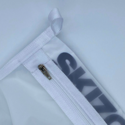 Saco branco transparente com fecho de correr e inscrição parcial SKI7O.