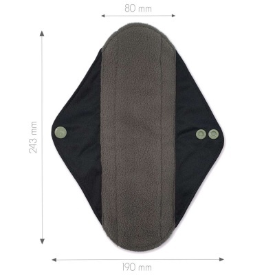 Absorvente reutilizável preto e cinzento com botões verdes e medidas indicadas.