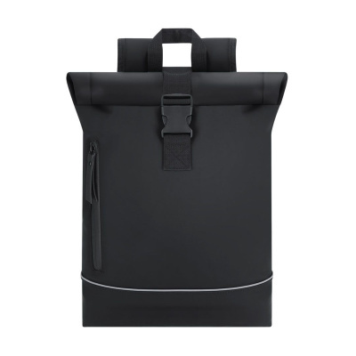 Mochila preta impermeável com fecho enrolável e bolso lateral